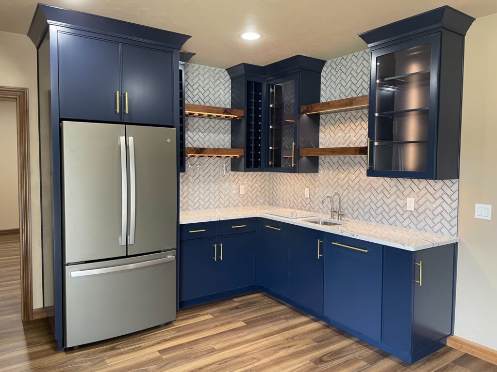 green-bay-basement-kitchen-with-navy-cabinets
