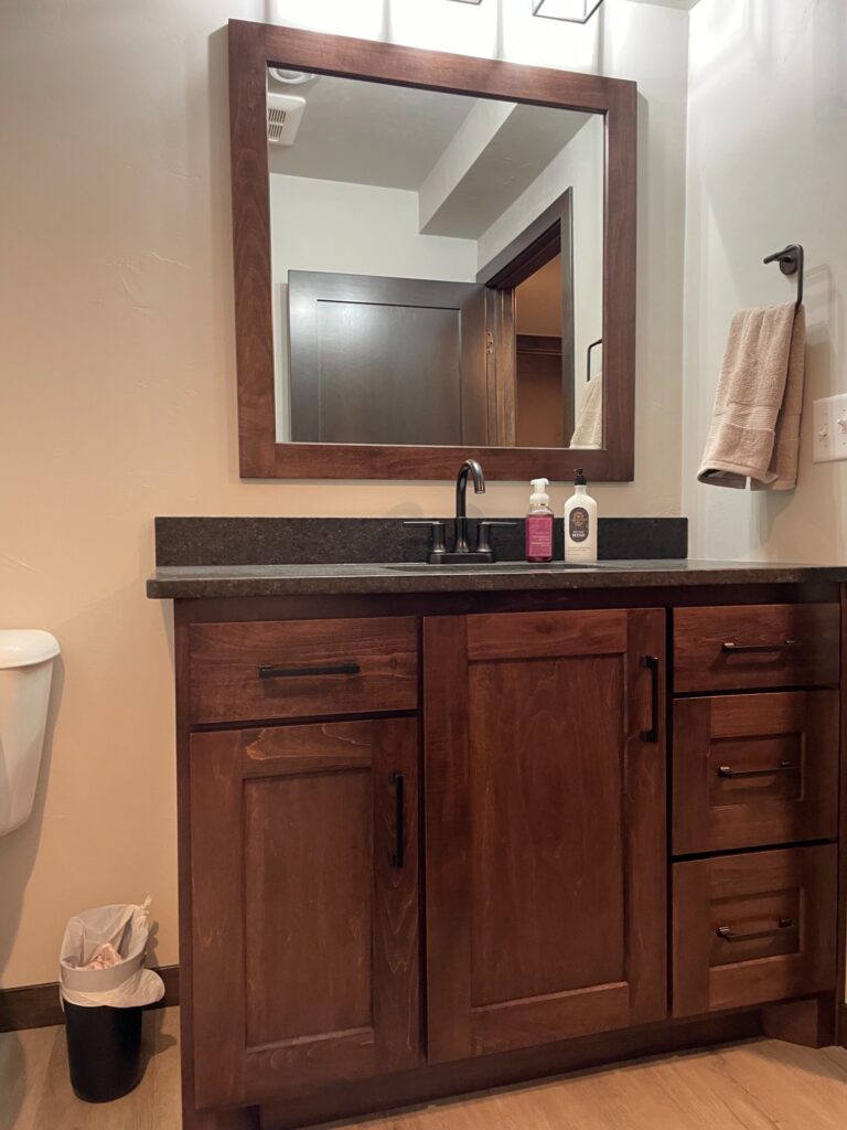 granite-countertops-in-green-bay-wi-bathroom