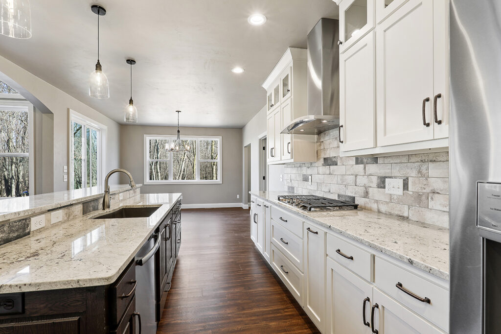 modern-kitchen-with-granite-countertops-and-stone-backsplash