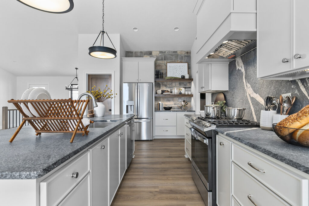 kitchen-with-granite-countertops-backsplash