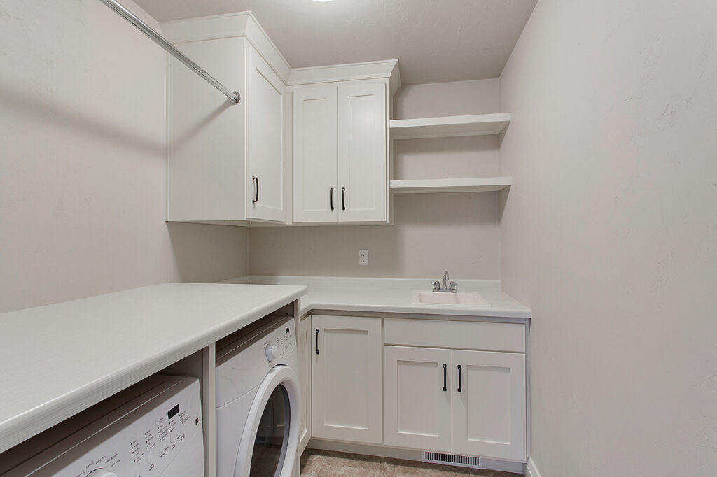 laundry-room-with-ample-countertop-space-makes-laundry-a-breeze