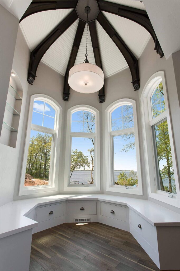 large-alcove-overlooking-lake-with-stunning-bay-windows